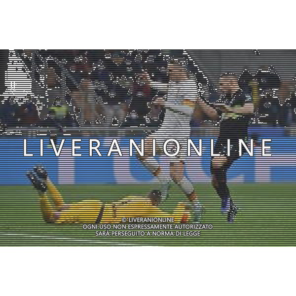 Samir Handanovic (Inter) anticipa Nicolo\' Zaniolo (Roma) Inter vs Roma Coppa Italia Frecciarossa - quarti di finale Milano 08-02-2022 Stadio Giuseppe Meazza - San Siro foto Roberto Garavaglia/ag. Aldo Liverani sas /AGENZIA ALDO LIVERANI SAS