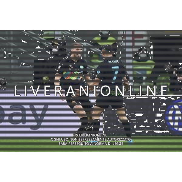 esultanza Inter dopo il gol del 2 a 0 Alexis Sanchez con edin dzeko Inter vs Roma Coppa Italia Frecciarossa - quarti di finale Milano 08-02-2022 Stadio Giuseppe Meazza - San Siro foto Roberto Garavaglia/ag. Aldo Liverani sas /AGENZIA ALDO LIVERANI SAS