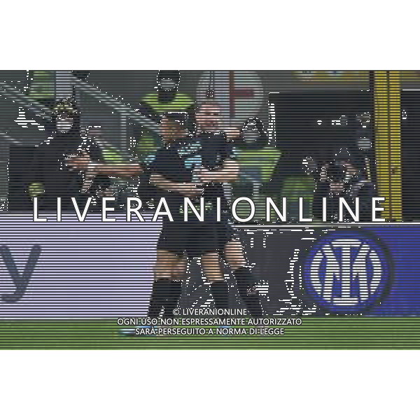 esultanza Inter dopo il gol del 2 a 0 Alexis Sanchez con edin dzeko Inter vs Roma Coppa Italia Frecciarossa - quarti di finale Milano 08-02-2022 Stadio Giuseppe Meazza - San Siro foto Roberto Garavaglia/ag. Aldo Liverani sas /AGENZIA ALDO LIVERANI SAS