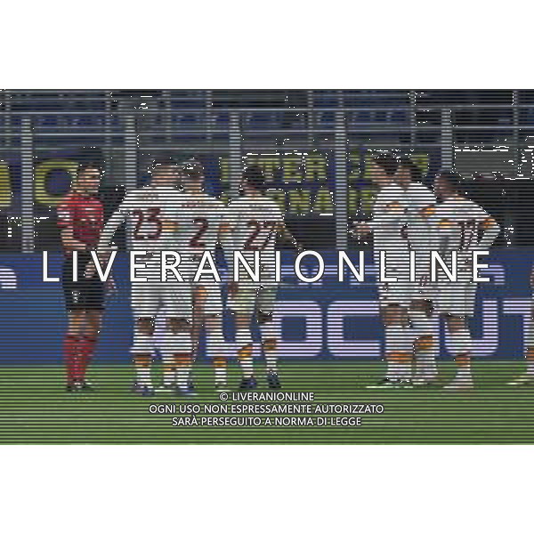proteste Roma con l\'arbitro Marco Di Bello dopo il gol del 2 a 0 Inter vs Roma Coppa Italia Frecciarossa - quarti di finale Milano 08-02-2022 Stadio Giuseppe Meazza - San Siro foto Roberto Garavaglia/ag. Aldo Liverani sas /AGENZIA ALDO LIVERANI SAS