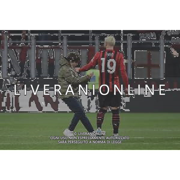 invasore di campo a fine gara fa una foto con Theo Hernandez Milan vs Lazio Coppa Italia Frecciarossa - quarti di finale Milano 09-02-2022 Stadio Giuseppe Meazza - San Siro foto Roberto Garavaglia/ag. Aldo Liverani sas /AGENZIA ALDO LIVERANI SAS