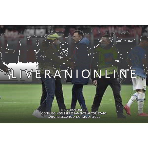 invasore di campo a fine gara Milan vs Lazio Coppa Italia Frecciarossa - quarti di finale Milano 09-02-2022 Stadio Giuseppe Meazza - San Siro foto Roberto Garavaglia/ag. Aldo Liverani sas /AGENZIA ALDO LIVERANI SAS