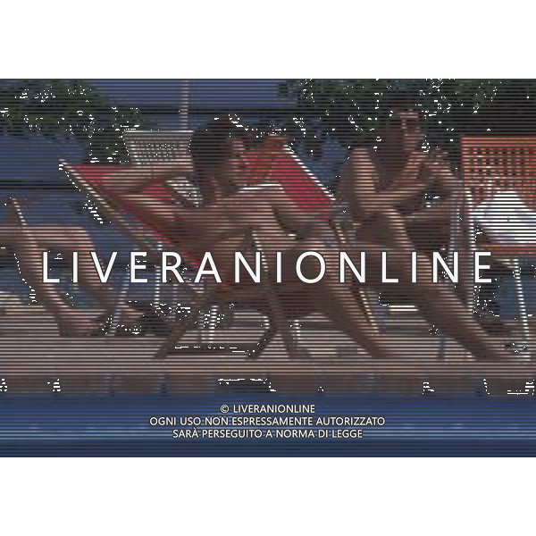 RETROSPETTIVA SANDRO GIACOBBE CANTANTE NELLA FOTO SANDRO GIACOBBE NELL\'ANNO 1982 IN PISCINA A SAINT VINCENT AG ALDO LIVERANI SAS