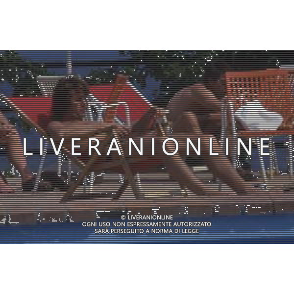 RETROSPETTIVA SANDRO GIACOBBE CANTANTE NELLA FOTO SANDRO GIACOBBE NELL\'ANNO 1982 IN PISCINA A SAINT VINCENT AG ALDO LIVERANI SAS