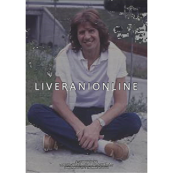 RETROSPETTIVA SANDRO GIACOBBE CANTANTE NELLA FOTO SANDRO GIACOBBE NELL\'ANNO 1982 IN PISCINA A SAINT VINCENT AG ALDO LIVERANI SAS