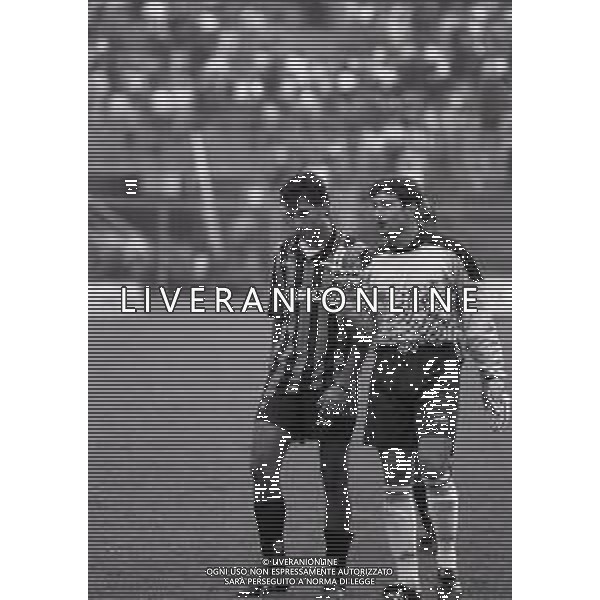 02-10-1994 BERGAMO CAMPIONATO DI CALCIO SERIE B ATALANTA-LECCE 1-1 NELLA FOTO GIAMPAOLO SAURINI E GIUSEPPE GATTA AG ALDO LIVERANI SAS