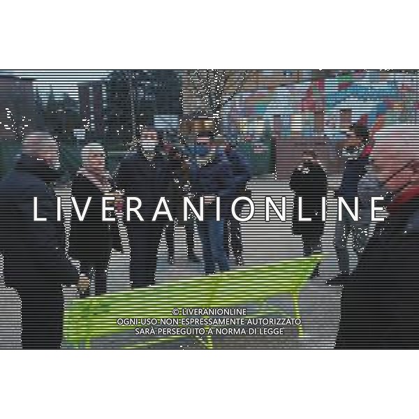 IMOLA 11 02 2022 UNA PANCHINA DI COLORE GIALLO DEDICATA A GIULIO REGENI NELLA FOTO SINDACO MARCO PANIERI MIRELLA PAGLIARDINI FABRIZIO CASTELLARI GABRIO SALLIERI E FILIPPO SAMACCHINI ©SANNA/AGENZIA ALDO LIVERANI SAS ￼￼￼￼￼￼￼