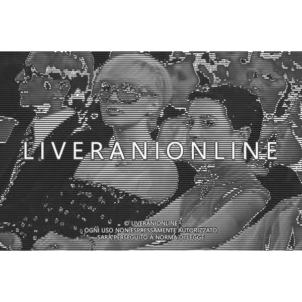 RETROSPETTIVA LORETTA GOGGI ATTRICE E CANTANTE NELLA FOTO SEDUTA IN PLATEA CON LA SORELLA DANIELA A SANREMO NEL 1977 ©Archivio Giovanni Liverani/AGENZIA ALDO LIVERANI SAS ￼￼￼￼￼￼￼