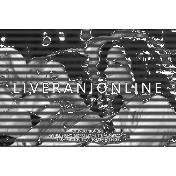 RETROSPETTIVA LORETTA GOGGI ATTRICE E CANTANTE NELLA FOTO SEDUTA IN PLATEA CON LA SORELLA DANIELA E GIGLIOLA CINQUETTI A SANREMO NEL 1977 ©Archivio Giovanni Liverani/AGENZIA ALDO LIVERANI SAS ￼￼￼￼￼￼￼