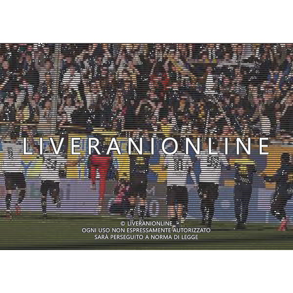 PARMA - PORDENONE CAMPIONATO CALCIO SERIE BKT 12.02.2022 NELLA FOTO ESULTANZA DEI GIOCATORI DEL PARMA A FINE GARA SOTTO LA CURVA DEI TIFOSI ©SANTANDREA/AGENZIA ALDO LIVERANI SAS