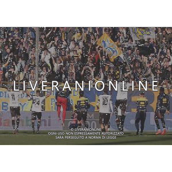 PARMA - PORDENONE CAMPIONATO CALCIO SERIE BKT 12.02.2022 NELLA FOTO ESULTANZA DEI GIOCATORI DEL PARMA A FINE GARA SOTTO LA CURVA DEI TIFOSI ©SANTANDREA/AGENZIA ALDO LIVERANI SAS