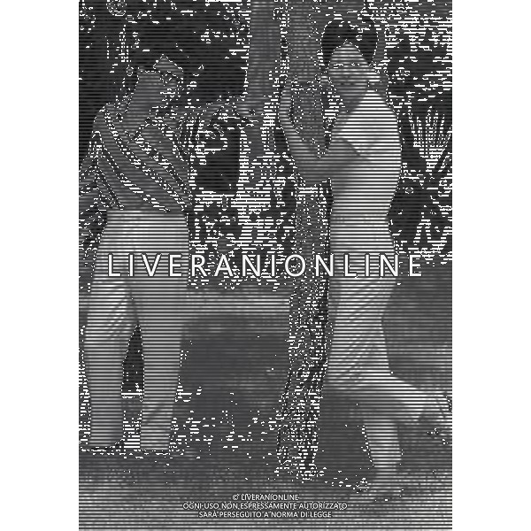 RETROSPETTIVA PEPPINO DI CAPRI CANTANTE NELLA FOTO PEPPINO DI CAPRI CON LA FIDANZATA ROBERTA STOPPA A FORTE DEI MARMI NELL\'ANNO 1963 AG ALDO LIVERANI SAS