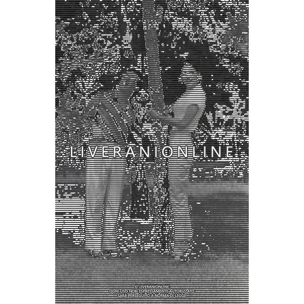 RETROSPETTIVA PEPPINO DI CAPRI CANTANTE NELLA FOTO PEPPINO DI CAPRI CON LA FIDANZATA ROBERTA STOPPA A FORTE DEI MARMI NELL\'ANNO 1963 AG ALDO LIVERANI SAS