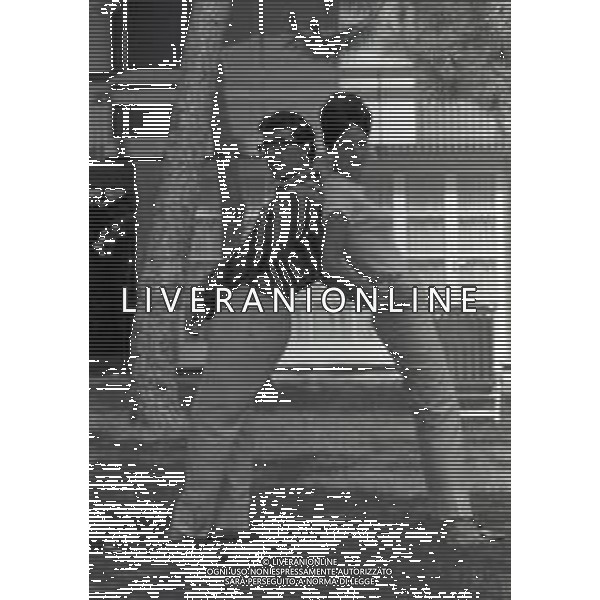RETROSPETTIVA PEPPINO DI CAPRI CANTANTE NELLA FOTO PEPPINO DI CAPRI CON LA FIDANZATA ROBERTA STOPPA A FORTE DEI MARMI NELL\'ANNO 1963 AG ALDO LIVERANI SAS