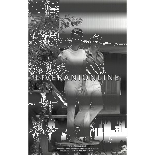 RETROSPETTIVA PEPPINO DI CAPRI CANTANTE NELLA FOTO PEPPINO DI CAPRI CON LA FIDANZATA ROBERTA STOPPA A FORTE DEI MARMI NELL\'ANNO 1963 AG ALDO LIVERANI SAS