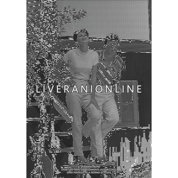 RETROSPETTIVA PEPPINO DI CAPRI CANTANTE NELLA FOTO PEPPINO DI CAPRI CON LA FIDANZATA ROBERTA STOPPA A FORTE DEI MARMI NELL\'ANNO 1963 AG ALDO LIVERANI SAS