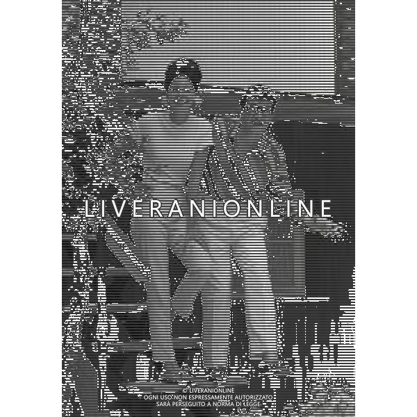 RETROSPETTIVA PEPPINO DI CAPRI CANTANTE NELLA FOTO PEPPINO DI CAPRI CON LA FIDANZATA ROBERTA STOPPA A FORTE DEI MARMI NELL\'ANNO 1963 AG ALDO LIVERANI SAS