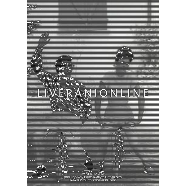 RETROSPETTIVA PEPPINO DI CAPRI CANTANTE NELLA FOTO PEPPINO DI CAPRI CON LA FIDANZATA ROBERTA STOPPA A FORTE DEI MARMI NELL\'ANNO 1963 AG ALDO LIVERANI SAS