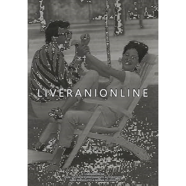 RETROSPETTIVA PEPPINO DI CAPRI CANTANTE NELLA FOTO PEPPINO DI CAPRI CON LA FIDANZATA ROBERTA STOPPA A FORTE DEI MARMI NELL\'ANNO 1963 AG ALDO LIVERANI SAS