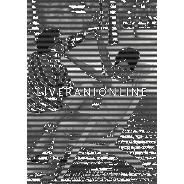 RETROSPETTIVA PEPPINO DI CAPRI CANTANTE NELLA FOTO PEPPINO DI CAPRI CON LA FIDANZATA ROBERTA STOPPA A FORTE DEI MARMI NELL\'ANNO 1963 AG ALDO LIVERANI SAS