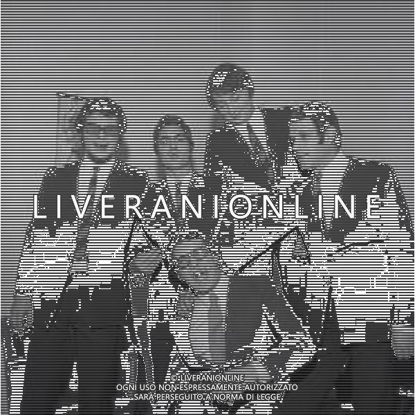 RETROSPETTIVA PEPPINO DI CAPRI CANTANTE NELLA FOTO PEPPINO DI CAPRI NELL\'ANNO 1969 CON IL GRUPPO MUSICALE DEI ROCKETS AG ALDO LIVERANI SAS