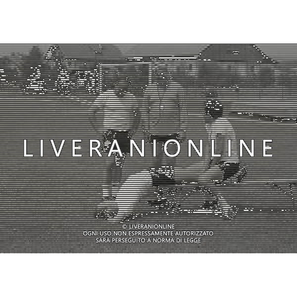 1983 ALLENAMENTO ROMA CALCIO RITIRO ESTIVO NELLA FOTO DOTTOR ERNESTO ALICICCO -NILS LIEDHOM PAULO ROBERTO FALCAO E IL PREPARATORE ATLETICO GAETANO COLUCCI AG ALDO LIVERANI SAS