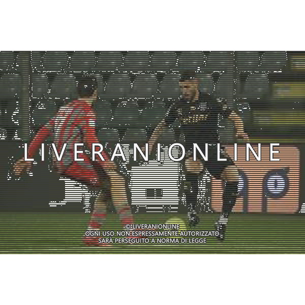 US Cremonese vs Parma Campionato Calcio Serie BKT 23 Giornata 15.02.2022 Leonardo Sernicola of US CREMONESE compete for the ball with Genaro Tutino of PARMA CALCIO ©Luca Amedeo Bizzarri/LMedia/AGENZIA ALDO LIVERANI SAS