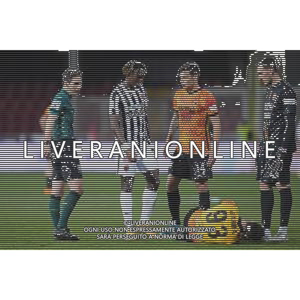 Benevento vs Ascoli Campionato Calcio Serie BKT 23a Giornata 16.02.2022 Nella foto Frank Tsadjout, Alessandro Vogliacco, Federico Barba a terra infortunato, Alberto Paleari, Arbitro Alberto Santoro ©Mosca/AGENZIA ALDO LIVERANI SAS