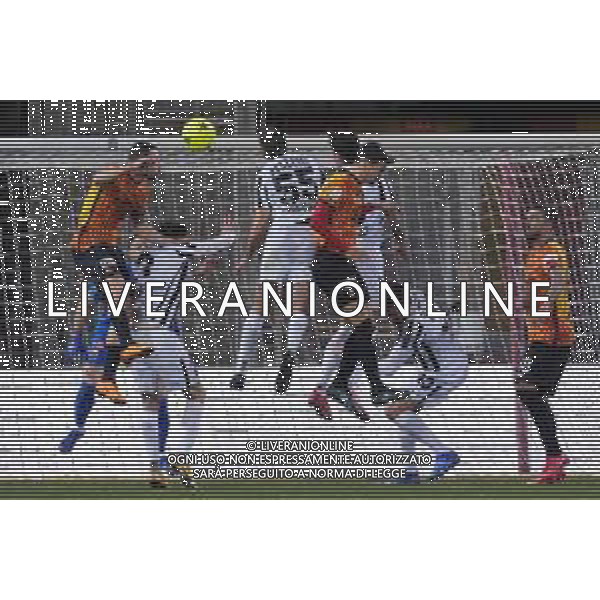 Benevento vs Ascoli Campionato Calcio Serie BKT 23a Giornata 16.02.2022 Nella foto Giuseppe Bellusci, Artur Ionita ©Mosca/AGENZIA ALDO LIVERANI SAS