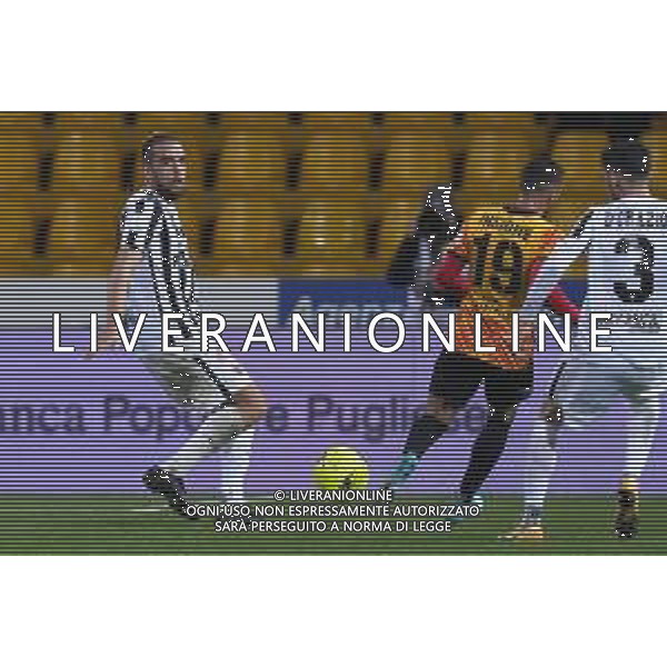 Benevento vs Ascoli Campionato Calcio Serie BKT 23a Giornata 16.02.2022 Nella foto Giuseppe Bellusci, Roberto Insigne ©Mosca/AGENZIA ALDO LIVERANI SAS