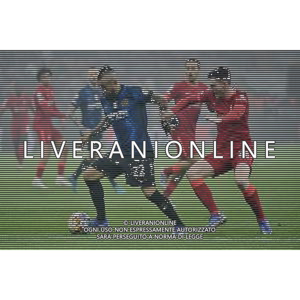 Arturo Vidal (Inter) e Andy Robertson (Liverpool) Inter vs Liverpool UEFA Champions League ottavi di finale - gara di andata Milano 16-02-2022 Stadio Giuseppe Meazza - San Siro foto Roberto Garavaglia/ag. Aldo Liverani sas /AGENZIA ALDO LIVERANI SAS