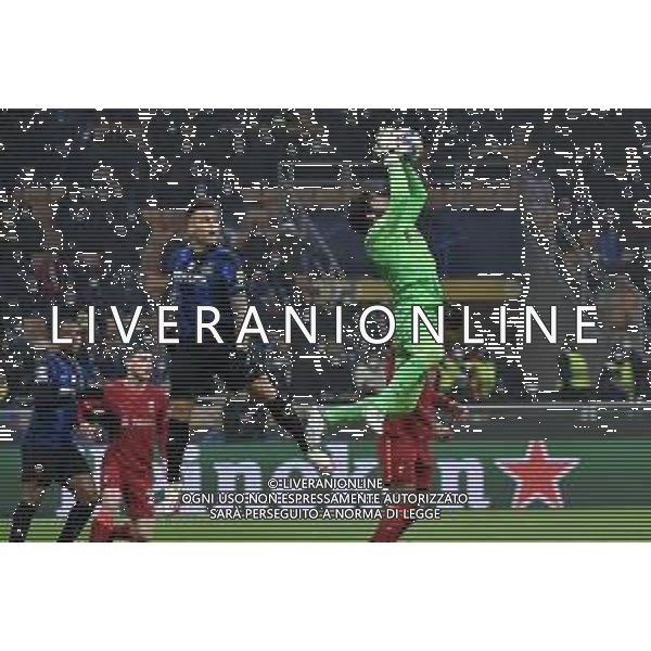 Alisson Becker (Liverpool) anticipa Lautaro Martinez (Inter) Inter vs Liverpool UEFA Champions League ottavi di finale - gara di andata Milano 16-02-2022 Stadio Giuseppe Meazza - San Siro foto Roberto Garavaglia/ag. Aldo Liverani sas /AGENZIA ALDO LIVERANI SAS
