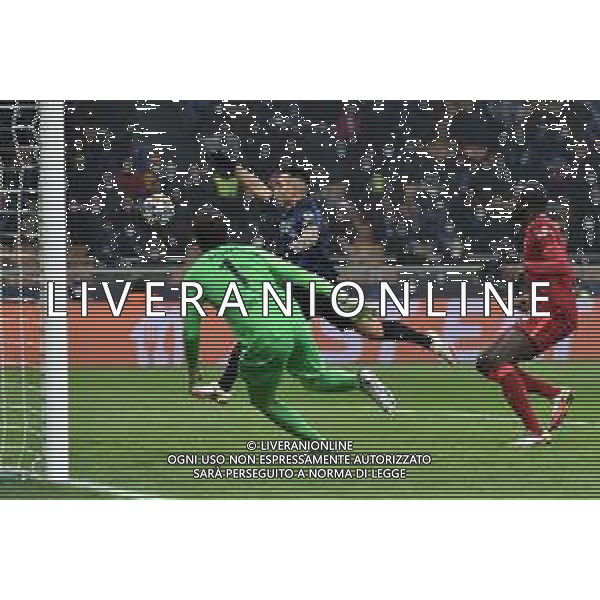 Lautaro Martinez (Inter) arriva in ritardo su un cross di Ivan Perisic (Inter) Inter vs Liverpool UEFA Champions League ottavi di finale - gara di andata Milano 16-02-2022 Stadio Giuseppe Meazza - San Siro foto Roberto Garavaglia/ag. Aldo Liverani sas /AGENZIA ALDO LIVERANI SAS