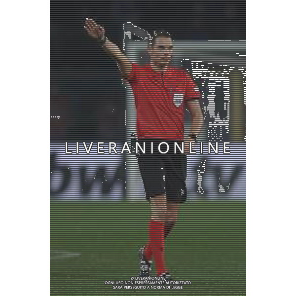 Francesco Scaccianoce/LMedia - Atalanta BC vs Olympiakos - football Europa League match 2021/2022 February 17 2022 - Gewiss Stadium Bergamo, Italy Atalanta BC vs Olympiakos Photo showing: The referee Sandro Scharer gestures - arbitro @Francesco Scaccianoce/LiveMedia /AGENZIA ALDO LIVERANI SAS