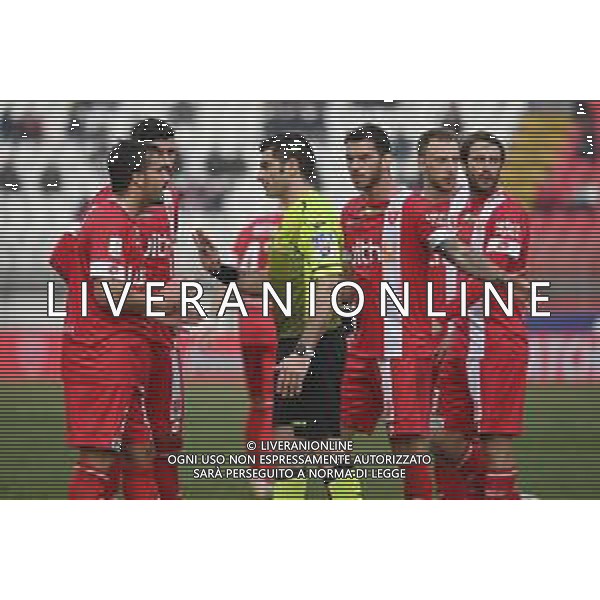 ¬© TVRG proteste Monza con l\'arbitro Fabio Maresca di Napoli dopo il gol del 2 a 1 Pisa Monza vs Pisa Campionato Serie BKT - 24a giornata Monza 19-02-2022 U-Power Stadium foto Roberto Garavaglia/ag. Aldo Liverani sasAGENZIA ALDO LIVERANI SAS