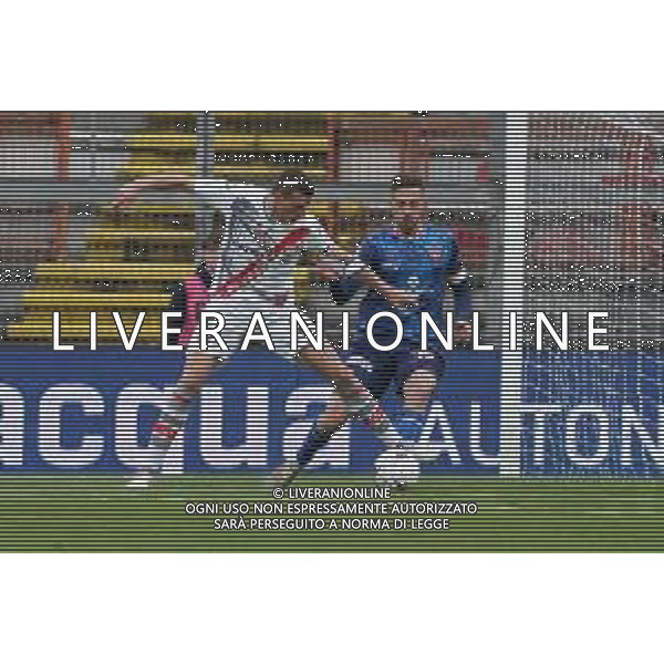 Loris Cerquiglini/LMedia - AC Perugia vs US Cremonese - Italian soccer Serie B match 2021/2022 February 19 2022 - Stadio Renato Curi Perugia, Italy AC Perugia vs US Cremonese Photo showing: ciofani daniel (n.9 us cremonese) v filippo sgarbi (n.39 perugia calcio) @Loris Cerquiglini/LiveMedia AG ALDO LIVERANI SAS