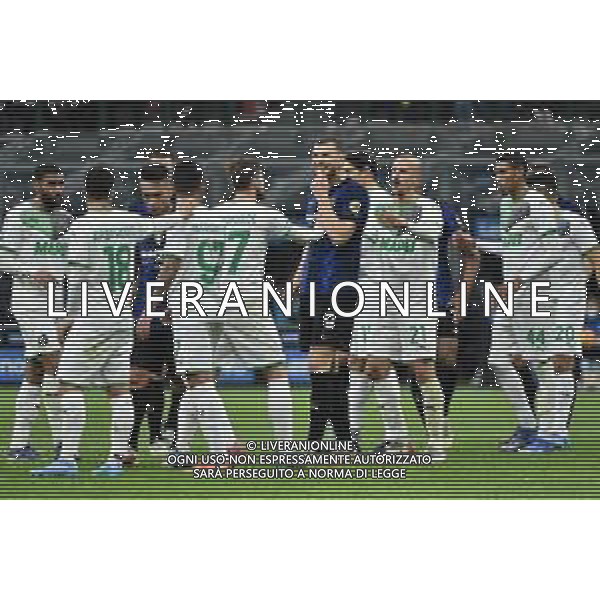 tensione tra Edin Dzeko (Inter) e i giocatori del Sassuolo Inter vs Sassuolo Campionato Serie A TIM - 26a giornata Milano 20-02-2022 Stadio Giuseppe Meazza - San Siro foto Roberto Garavaglia/ag. Aldo Liverani sas