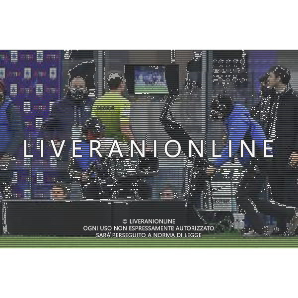 l\'arbitro dopo la revisione al monitor dell\'azione annulla il gol di Stefan de Vrij (Inter) Inter vs Sassuolo Campionato Serie A TIM - 26a giornata Milano 20-02-2022 Stadio Giuseppe Meazza - San Siro foto Roberto Garavaglia/ag. Aldo Liverani sas