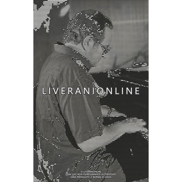RETROSPETTIVA ROMANO MUSSOLINI PIANISTA-COMPOSITORE E PITTORE ITALIANO NELLA FOTO ROMANO MUSSOLINI NELL\'ANNO 1982 A NAXOS AL PIANOFORTE AG ALDO LIVERANI SAS 