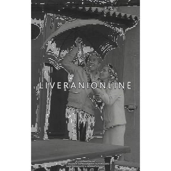 RETROSPETTIVA ENRICO MARIA SALERNO ATTORE NELLA FOTO ENRICO MARIA SALERNO CON LA MOGLIE FIORETTA PIERELLA A ROMA IL GIORNO 05-04-1967 AG ALDO LIVERANI SAS