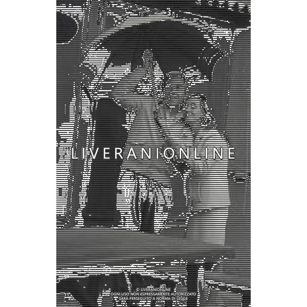 RETROSPETTIVA ENRICO MARIA SALERNO ATTORE NELLA FOTO ENRICO MARIA SALERNO CON LA MOGLIE FIORETTA PIERELLA A ROMA IL GIORNO 05-04-1967 AG ALDO LIVERANI SAS