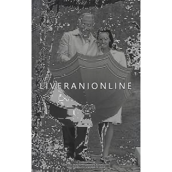 RETROSPETTIVA ENRICO MARIA SALERNO ATTORE NELLA FOTO ENRICO MARIA SALERNO CON LA MOGLIE FIORETTA PIERELLA A ROMA IL GIORNO 05-04-1967 AG ALDO LIVERANI SAS