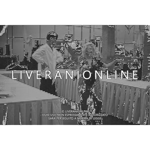 RETROSPETTIVA LORETTA GOGGI ATTRICE E CANTANTE NELLA FOTO NEL PROGRAMMA TELEVISIVO \'FANTASTICO\' A MILANO NEL 1979 DURANTE L\'IMITAZIONE DI MARILYN CON GIANNI BREZZA ©Archivio Giovanni Liverani/AGENZIA ALDO LIVERANI SAS