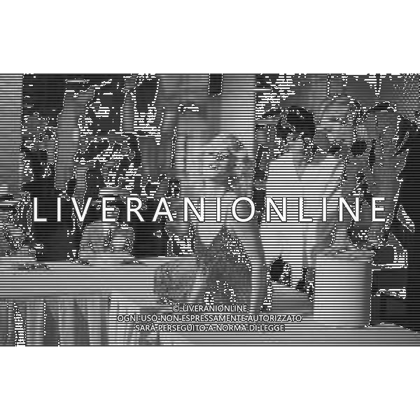 RETROSPETTIVA LORETTA GOGGI ATTRICE E CANTANTE NELLA FOTO NEL PROGRAMMA TELEVISIVO \'FANTASTICO\' A MILANO NEL 1979 DURANTE L\'IMITAZIONE DI MARILYN CON GIANNI BREZZA ©Archivio Giovanni Liverani/AGENZIA ALDO LIVERANI SAS