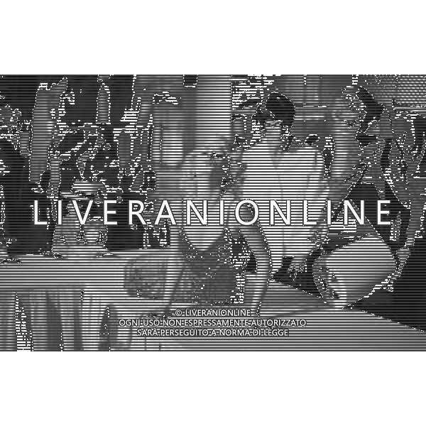 RETROSPETTIVA LORETTA GOGGI ATTRICE E CANTANTE NELLA FOTO NEL PROGRAMMA TELEVISIVO \'FANTASTICO\' A MILANO NEL 1979 DURANTE L\'IMITAZIONE DI MARILYN CON GIANNI BREZZA ©Archivio Giovanni Liverani/AGENZIA ALDO LIVERANI SAS