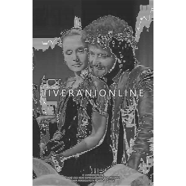 RETROSPETTIVA LORETTA GOGGI ATTRICE E CANTANTE NELLA FOTO NEL PROGRAMMA TELEVISIVO \'FANTASTICO\' A MILANO NEL 1979 CON BEPPE GRILLO ©Archivio Giovanni Liverani/AGENZIA ALDO LIVERANI SAS