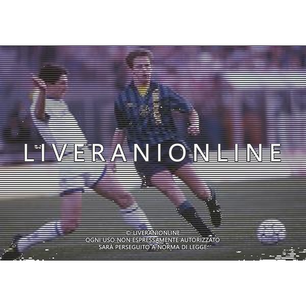 RETROSPETTIVA JOHN VAN DEN BROM CALCIATORE NELLA FOTO JOHN VAN DEN BROM CON LA MAGLIA DELL\'AJAX AG ALDO LIVERANI SAS