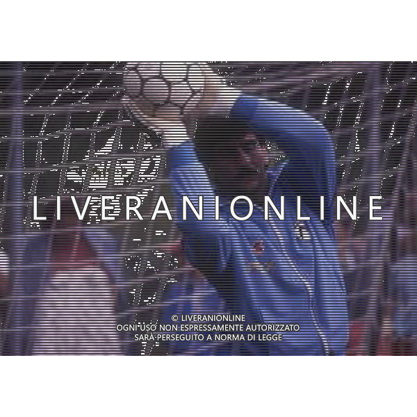 RETROSPETTIVA FABIO BRINI CALCIATORE NELLA FOTO FABIO BRINI NELL\'ANNO 1988 CON LA MAGLIA DELL\'UDINESE CALCIO IN ALLENAMENTO AG ALDO LIVERANI SAS  