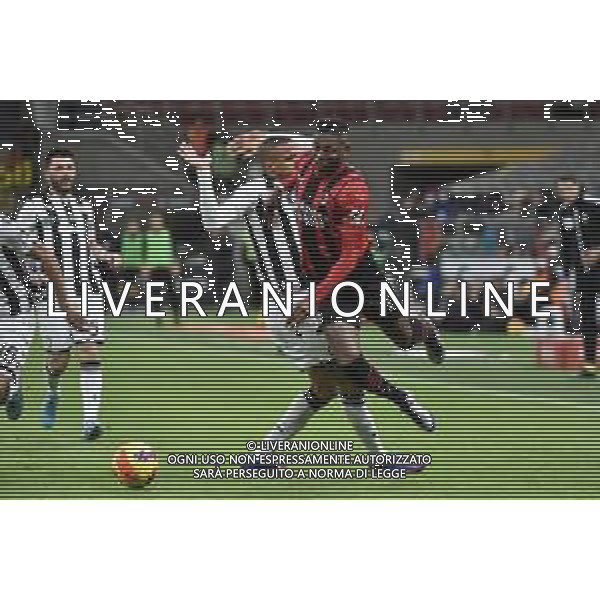 Rafael Leao (Milan) atterrato da Rodrigo Becao (Udinese) Milan vs Udinese Campionato Serie A TIM - 27a giornata Milano 25-02-2022 Stadio Giuseppe Meazza - San Siro foto Roberto Garavaglia/ag. Aldo Liverani sas/AGENZIA ALDO LIVERANI SAS