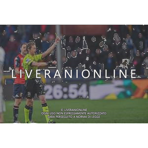 Danilo Vigo/LMedia - Genoa CFC vs Inter - FC Internazionale - italian soccer Serie A match 2021/2022 February 25 2022 - Luigi Ferraris stadium Genova, Italy Genoa CFC vs Inter - FC Internazionale Photo showing: arbitro cartellino giallo - The Referee of the match Daniele Chiffi to Padova Yellow card for Manolo Portanova (Genoa) @Danilo Vigo/LiveMedia /AGENZIA ALDO LIVERANI SAS